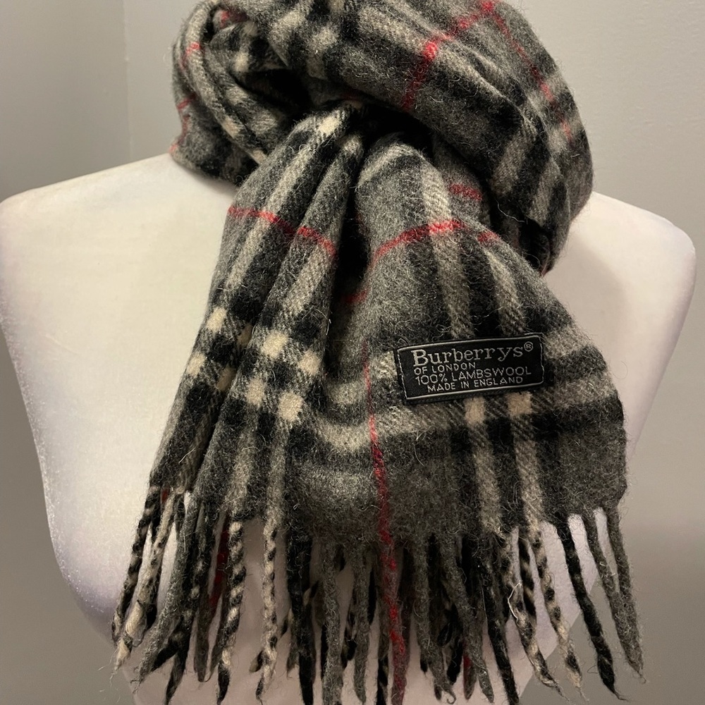 Burberry’s Wool Scarf Classic Nova check in a neutral dark grey 62 in!
